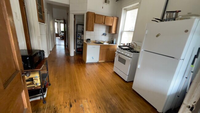 kitchen - 3730 N Magnolia Ave