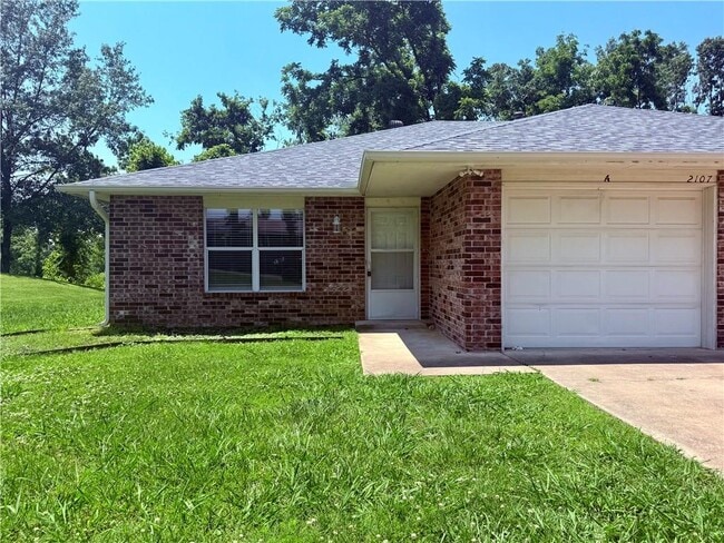 Primary Photo - 2107 Oakwood Ave