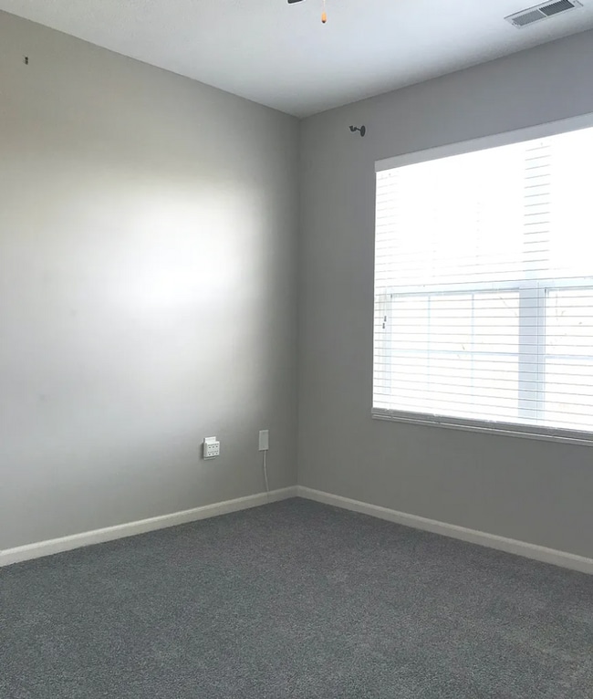 Building Photo - Beautiful end condo in great Powell location!!