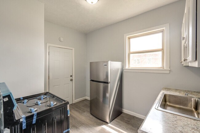 Building Photo - 2-Bedrooms