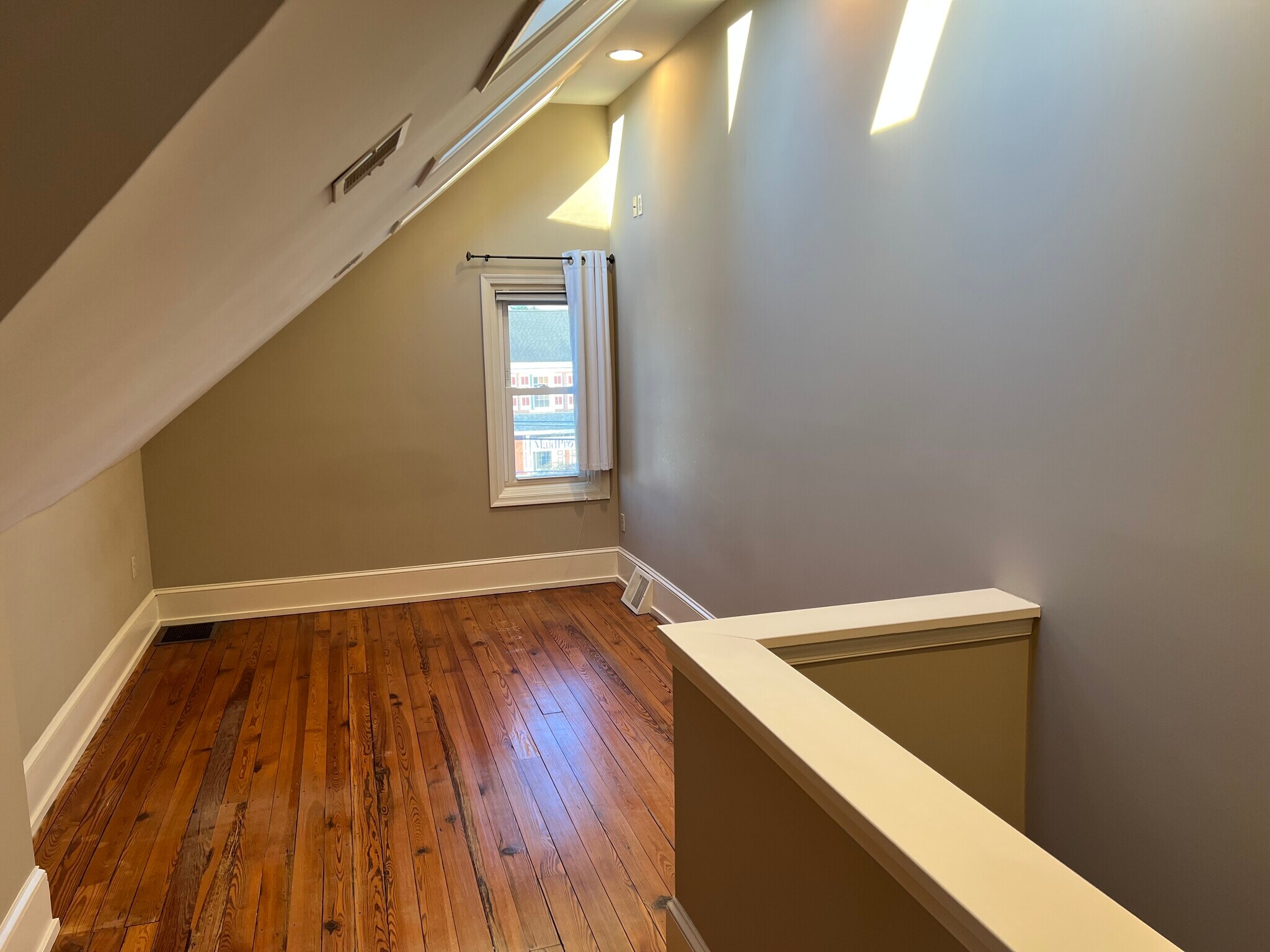 Building Photo - 207 E Main St