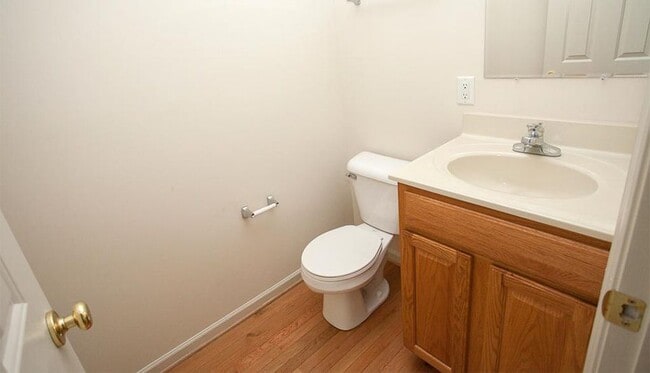 Building Photo - Well Maintained Townhouse in Great Location!