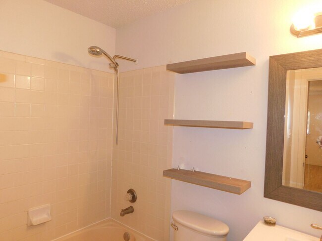 Building Photo - Creekside