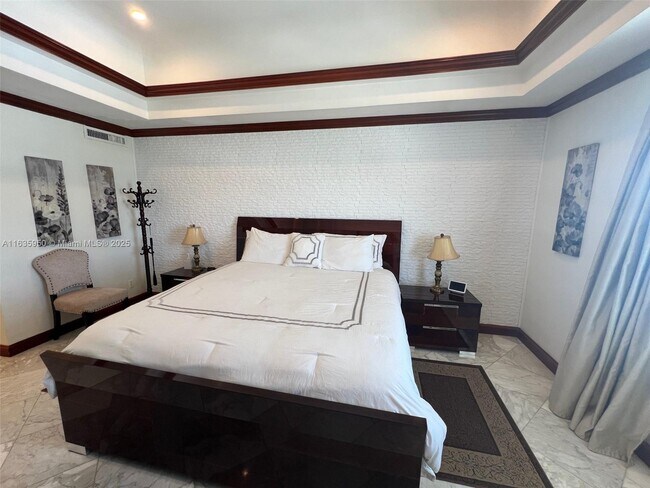 Building Photo - 100 Lincoln Rd