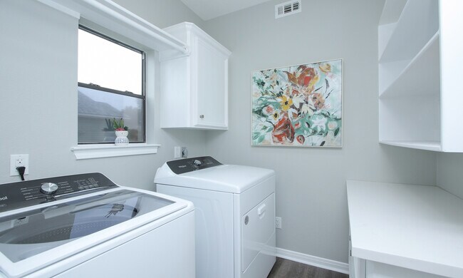 Building Photo - 131 Pine Rd