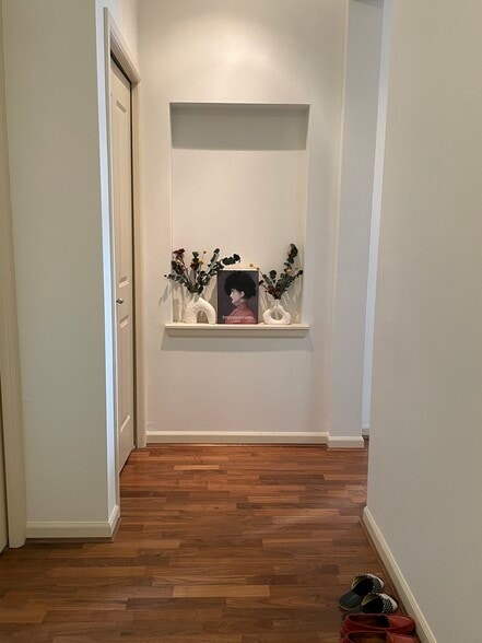 Building Photo - 124 Bellevue Ave E