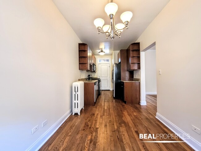 Building Photo - 744 W Addison St