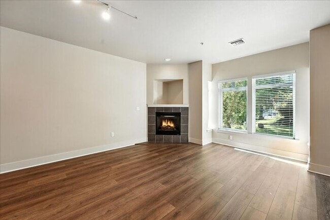 Building Photo - Versatile Townhome: Perfect for Live/Work ...