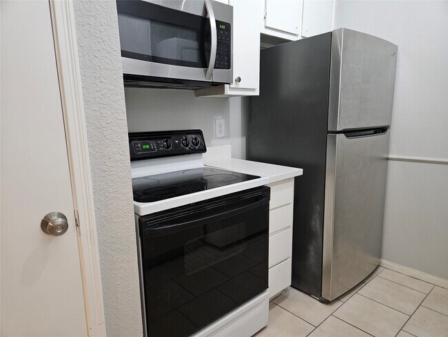 Building Photo - 5711 Sugar Hill Dr