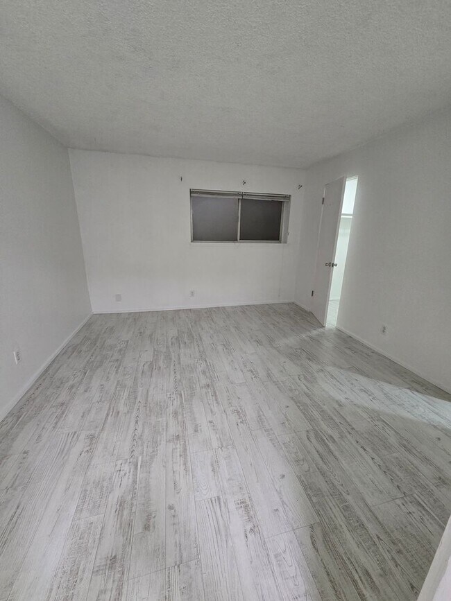 Building Photo - Beautiful Ground Floor Unit-  1BD/1.5BA