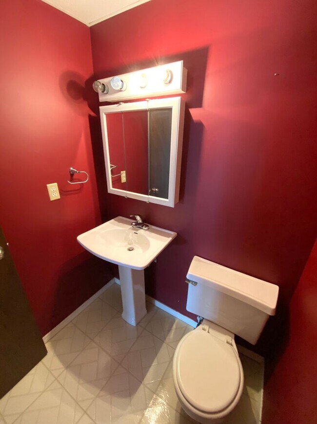 Building Photo - Beautiful 1 bed 1 1/2 bath condo