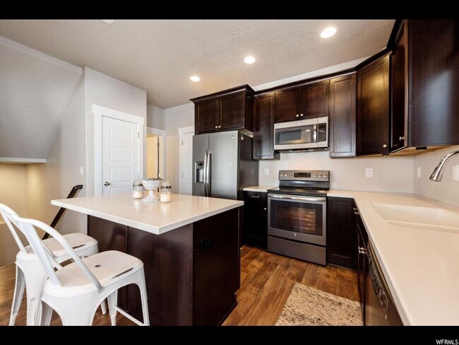 Building Photo - Great Daybreak Home Available March 1!