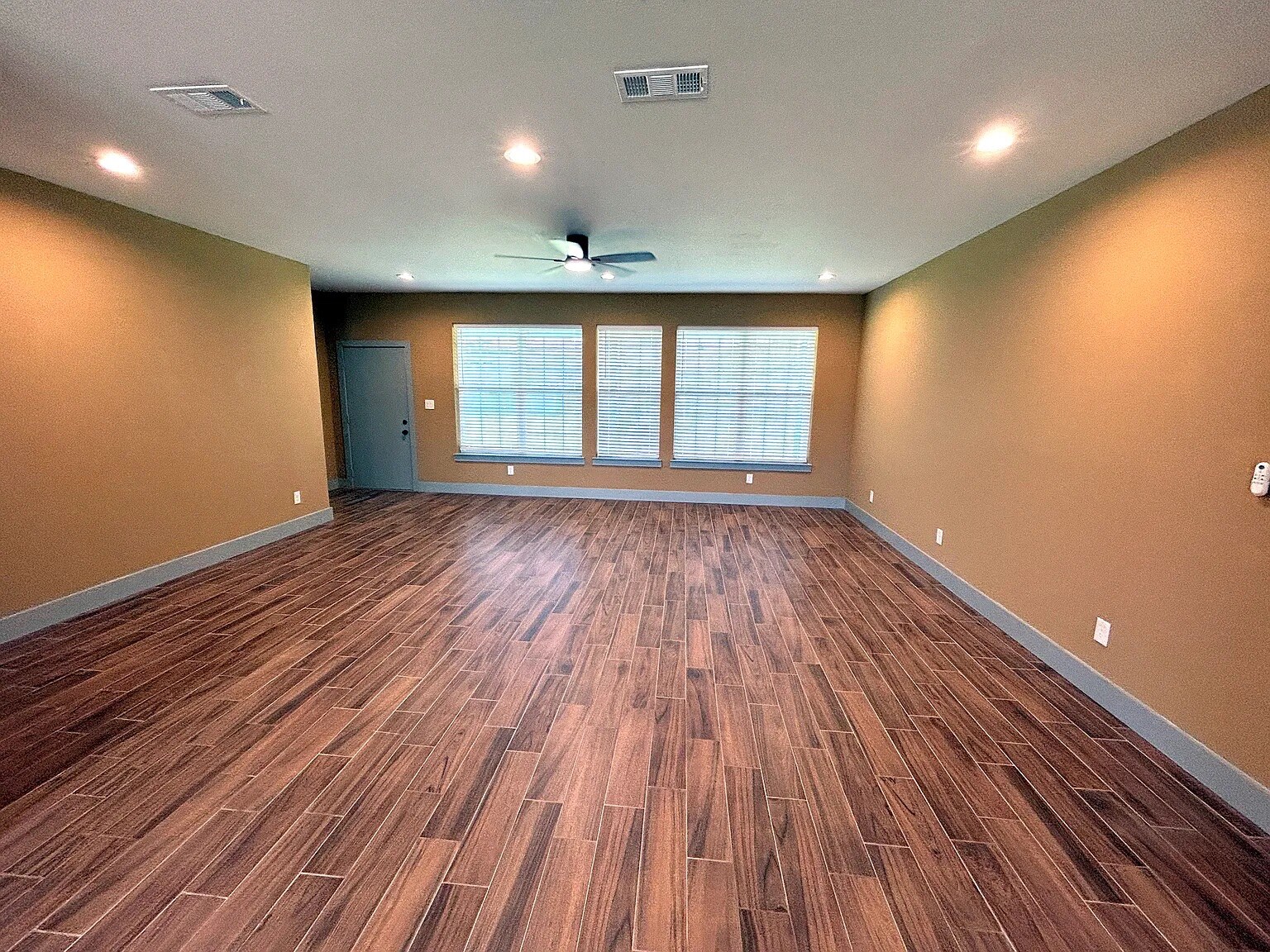 Building Photo - Room in Duplex on N Shore Dr