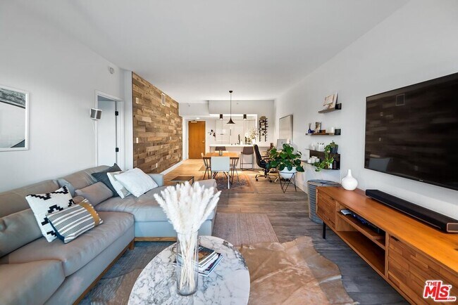 Building Photo - 13700 Marina Pointe Dr