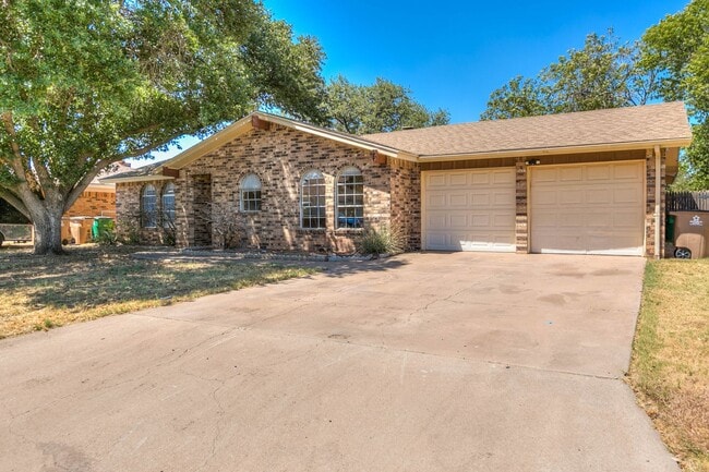 Building Photo - PAY NO SECURITY DEPOSIT! Spacious 3-bedroo...