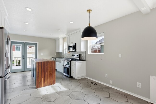 Building Photo - 574 Pugsley St