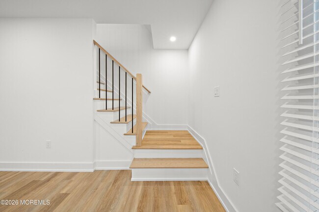 Building Photo - 427 Hoyt St