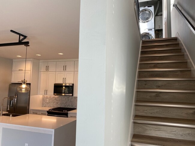 Building Photo - Modern 3 Bed, 2.5 Bath with Loft & Rooftop...