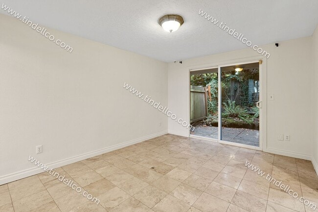 Building Photo - Updated, Spacious 2 Bedroom, Pet Friendly ...