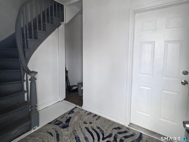 Building Photo - 32 Wilson St