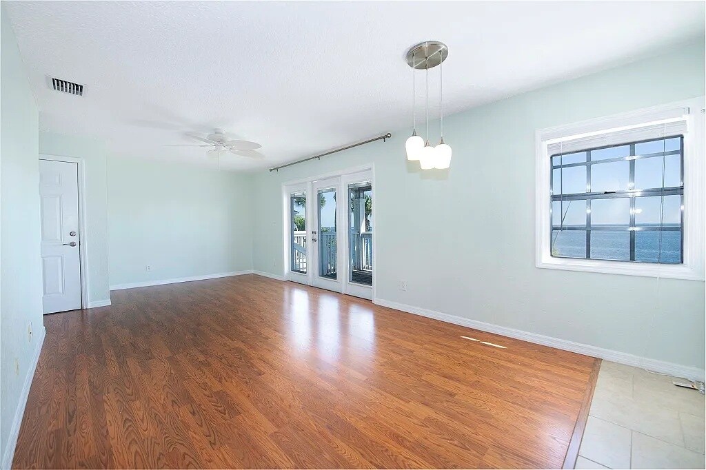 Building Photo - 4858 Coquina Key Dr SE