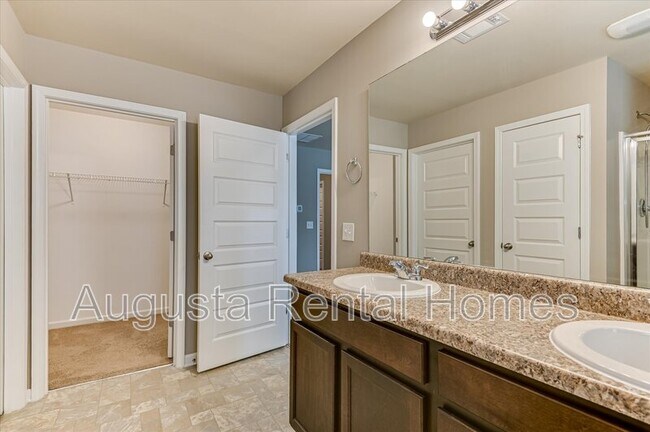Building Photo - 5060 Vine Ln