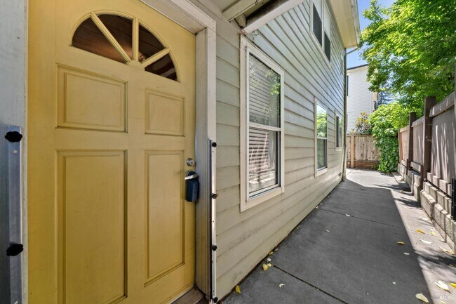 Building Photo - 711 San Anselmo Ave