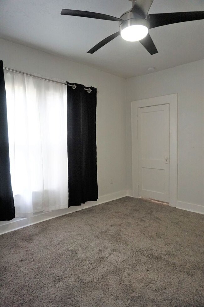 Building Photo - 2 BED 1 BATH DUPLEX MESTA PARK