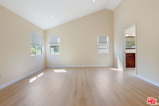 Building Photo - 2020 Penmar Ave