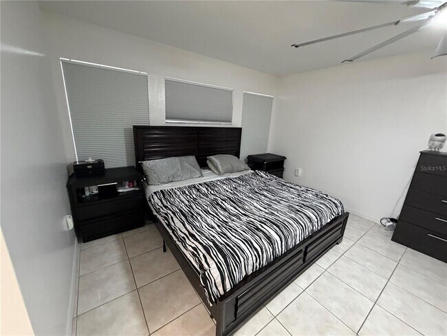 Building Photo - 305 Michigan Pl