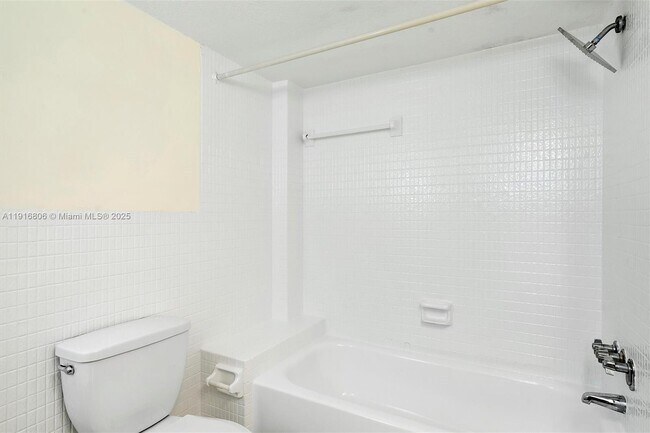 Building Photo - 1700 NE 191st St