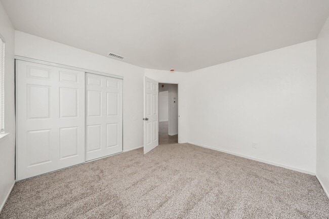 Building Photo - Charming 3BR, 1BA House with Private Backyard