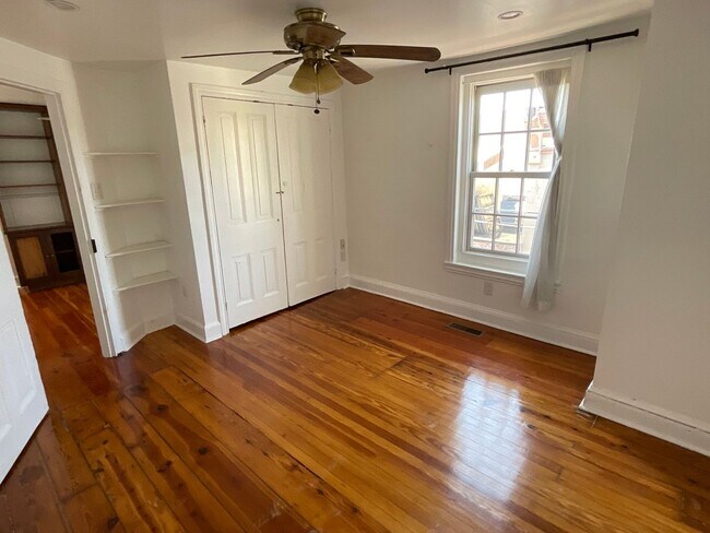 Building Photo - 624 Catharine St