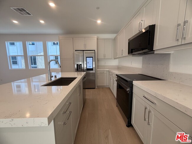 Building Photo - 240 Abacus Ave