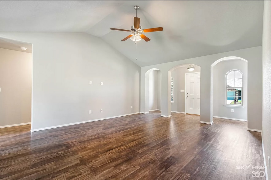 Building Photo - 2309 Pinewood Ave