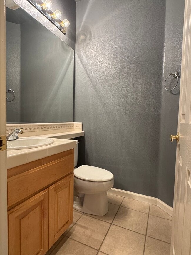 Building Photo - Well-maintained Roseville home!