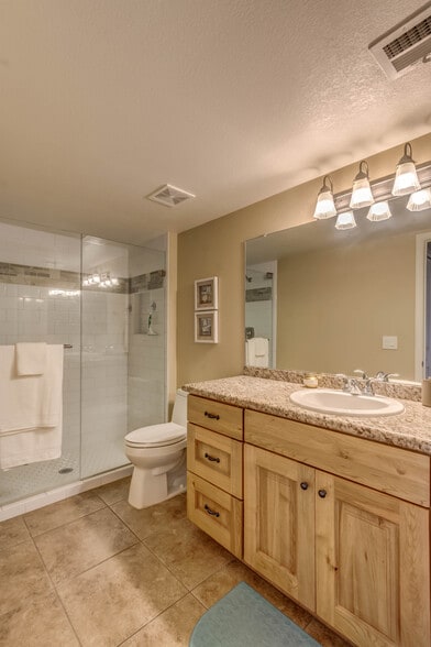 Bathroom - 5751 N Kolb Rd