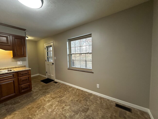 Building Photo - 3 bedroom/1.5 bath brick home for rent in ...