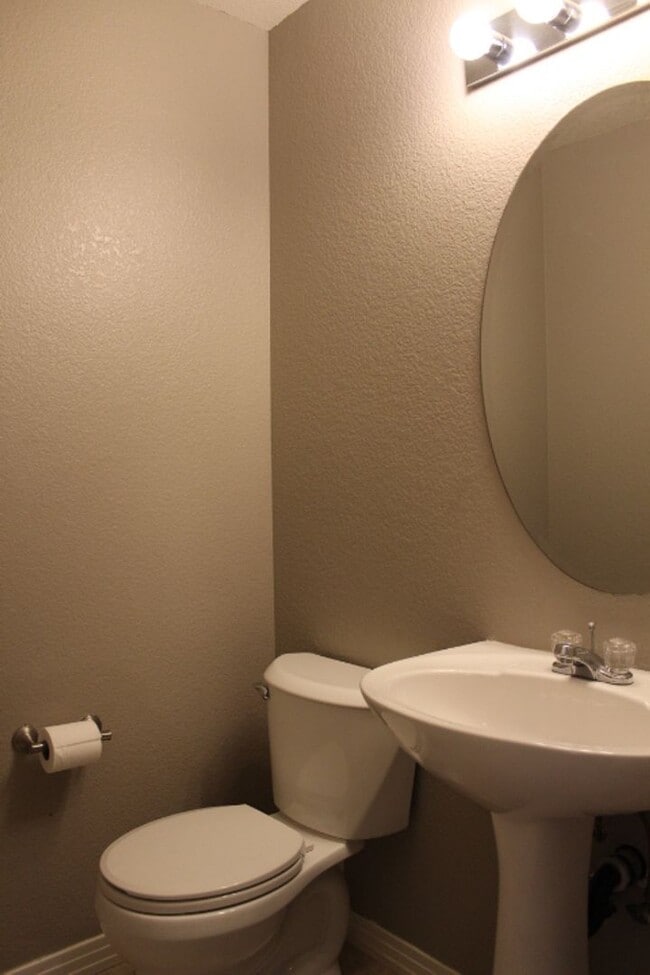 Building Photo - Stonegate Townhouse w/ 3 br/3 1/2 baths!!
