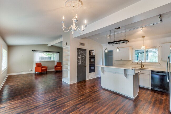 Building Photo - MID-CENTURY MODERN IN MACARTHUR PARK
