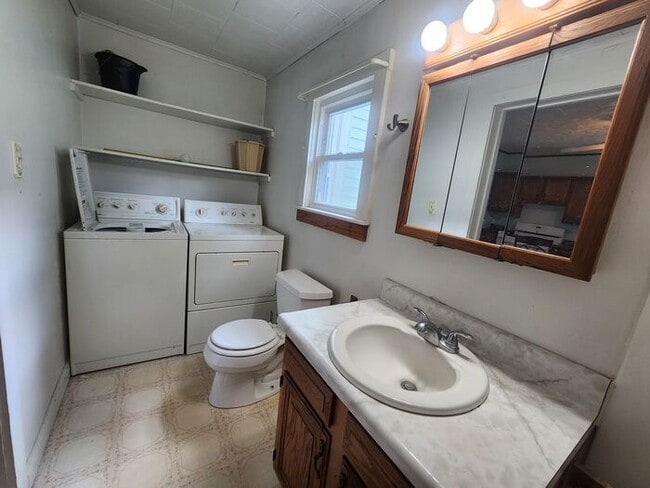 Building Photo - 2-3 Bedroom Home w/Large Kitchen - Section 8 Welcome & Pets Negotiable!