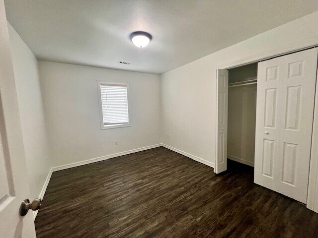 Building Photo - 364 E 7th St