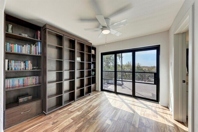 Building Photo - 13803 Lakeview Dr