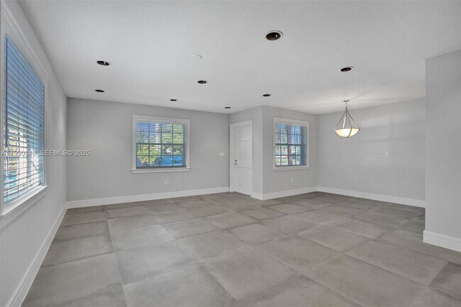 Building Photo - 902 Mandarin Isle