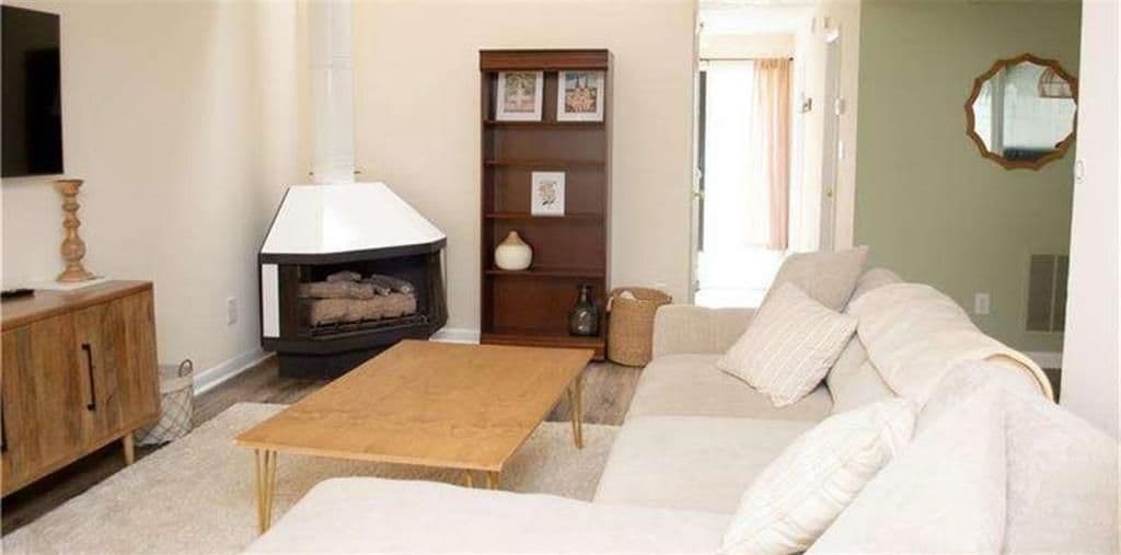 Building Photo - 2685 Meadowlawn Dr