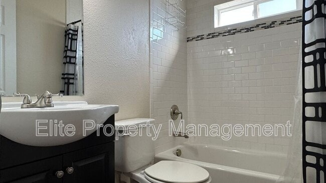 Building Photo - 983 S Palomar Dr