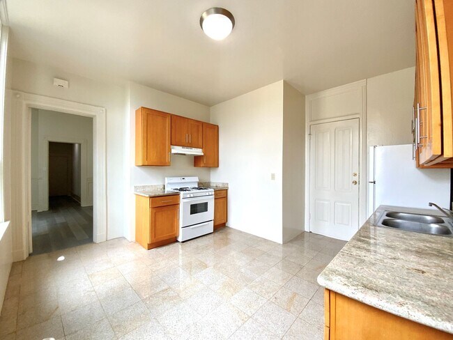 Building Photo - SPACIOUS Unit w/ Bonus Room/Office, Hardwo...