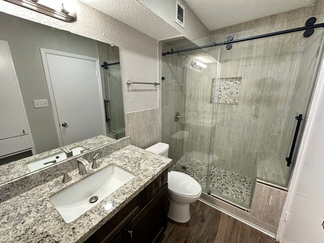 Building Photo - Gorgeous 4bd 2ba on Mature Lot in Prime Lo...