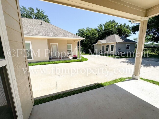 Building Photo - 818 Rose St