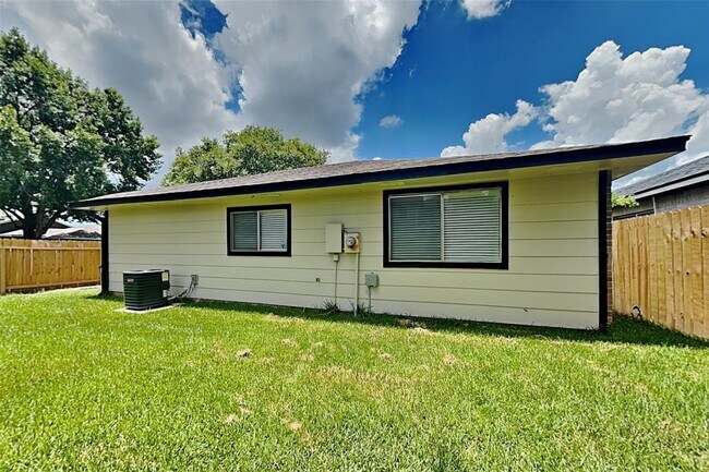 Building Photo - 9606 Yearling Cir